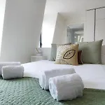 Amazing Stylish Studio Apt W Ac Balcony Elevator
