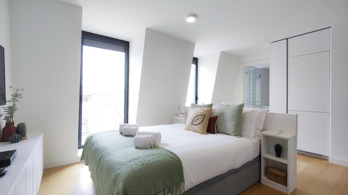 Amazing Stylish W Ac Balcony Elevator Apartment *